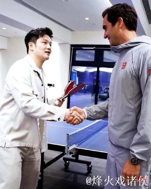 樊振东退场时，跟外国小球迷耐心合影，细节之处彰显东哥的修养